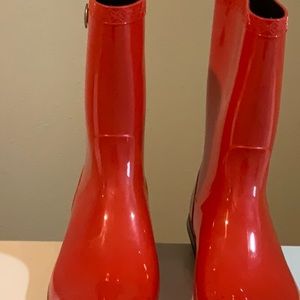 NWOT, UGG COLOR RED PRETTY SIZE 7,